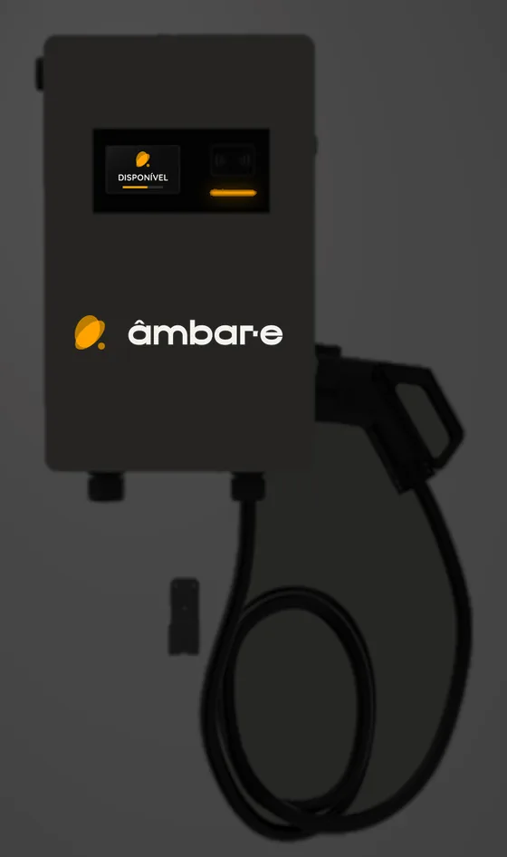 âmbar-e RAPID em versão de parede, com tela de operação e conector CCS2